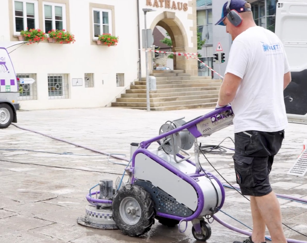 Bild eines Marlett Teammitglieds bei der Steinreinigung