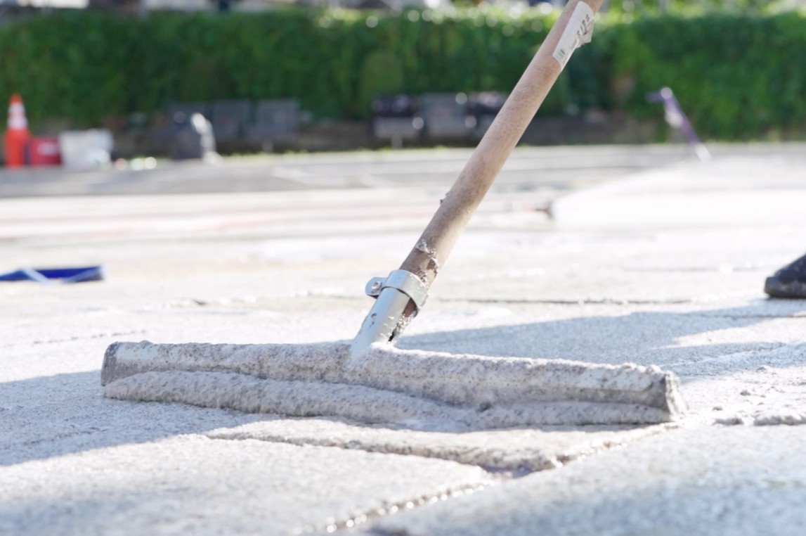 Verteilung des neuen Fugenmaterials