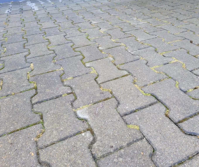 Bild eines schmutzigen Steinbodens
