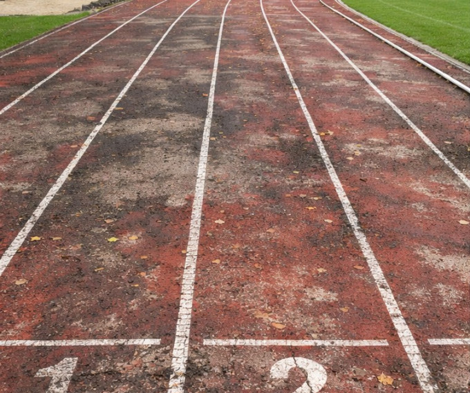 Bild einer schmutzigen Tartanbahn